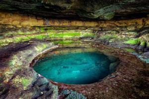拉加里塔Apartamento Cueva de los Mil Colores的洞穴里的一小池水