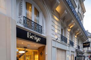 巴黎Hôtel Beige的建筑的侧面有面包店标志