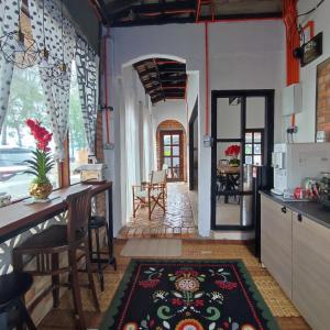 龙运Tamu Beradu Seaview Private Villa 3 Bedroom的厨房配有柜台和桌椅