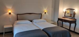 Les Franqueses del Vallès马斯卡布里特旅馆的一间卧室配有两张床和镜子