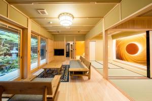 高野山高野山 宿坊 恵光院 -Koyasan Syukubo Ekoin Temple-的客厅设有木凳和大窗户