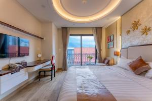 胡志明市Golden Tree Hotel & Apartment的配有一张床、一张书桌和一扇窗户的酒店客房
