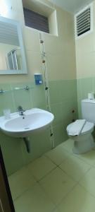 BeldibiSantana Hotel的白色的浴室设有水槽和卫生间。