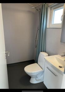 埃伯鲁普Aa Strand Camping的浴室配有白色卫生间和盥洗盆。