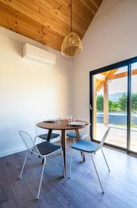 托农莱班Les Cottages de Ripaille的一间带木桌和椅子的用餐室