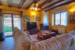 圣佩德罗-德里瓦斯Villa Can Roig by Hello Homes Sitges的带沙发和电视的客厅
