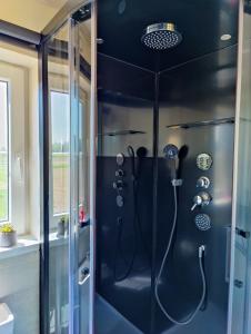 BekkevoortLianko - Vakantiewoning的带淋浴的浴室和玻璃墙