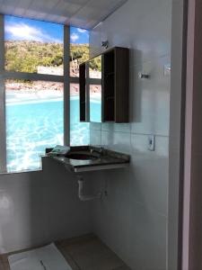 阿拉亚尔-杜卡布Pousada Recanto do Arraial do Cabo的海景浴室设有水槽