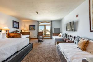帕克城加里多尼酒店的酒店客房,设有两张床和一张沙发