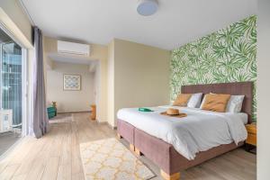 雅典Maison 66, Riviera Hotels的一间卧室设有一张大床和一个大窗户
