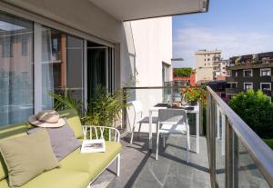 Appartamenti Vela Milano centro con garage的阳台或露台