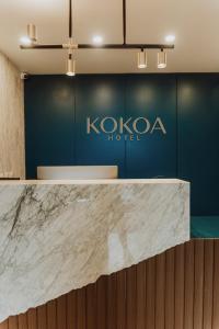 库斯科Kokoa Hotel Cusco的大堂墙上挂有kotooca酒店标志