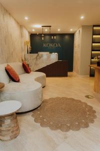 库斯科Kokoa Hotel Cusco的客厅配有沙发和桌子