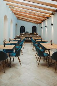 库斯科Kokoa Hotel Cusco的餐厅设有木桌和蓝色椅子