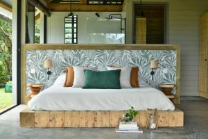 ChamGaia off-grid eco-villa客房内的一张或多张床位