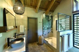 沙马雷勒ChamGaia off-grid eco-villa的一间带水槽和淋浴的浴室