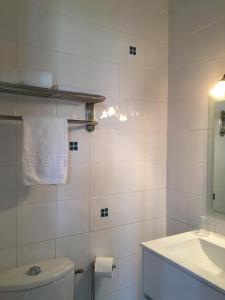 萨索内坎普瓦尔德索恩卡鲁尔瑞利克斯酒店的白色的浴室设有卫生间和水槽。