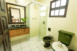 弗洛里亚诺波利斯Cabanas Praia Mole Florianopolis的带淋浴、卫生间和盥洗盆的浴室