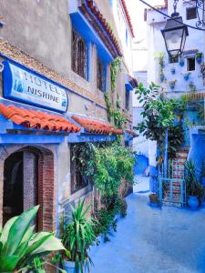 舍夫沙万Hotel Nisrine的蓝色城市的一条小巷