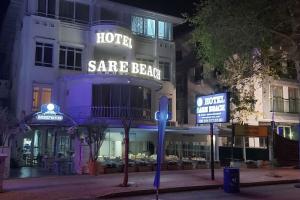安塔利亚Sare Beach Hotel的一家在晚上有温泉支路标志的酒店