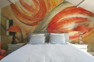 DremptDromen in Drempt的一间卧室配有一张壁画床
