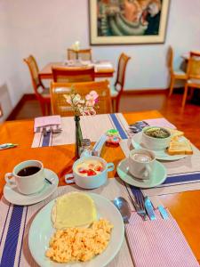 波哥大Hotel Maceo Chico的餐桌,盘子上放着食物和咖啡