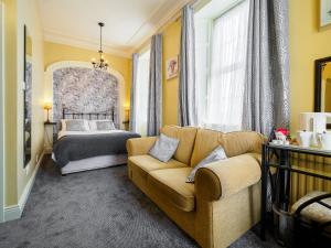 克朗梅尔麦卡锡旅馆的客厅配有沙发和1张床
