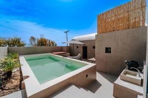 菲罗斯特法尼Present Perfect Villa - private pool的房屋庭院内的游泳池