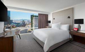 拉斯维加斯阿丽雅度假酒店和赌场的酒店客房设有一张白色大床和一个窗户。