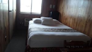 星期五港虎鲸旅馆的小房间设有两张床和窗户