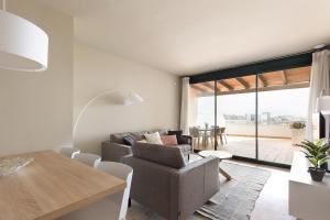 巴塞罗那Ola Living Merce的客厅配有沙发和桌子