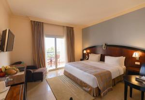 沙姆沙伊赫斯特拉迪梅尔海滩酒店&Spa的酒店客房设有一张床和一个阳台。
