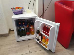 伯韦chez moumie jacuzzi privatif的装满大量饮品的白色小冰箱