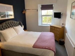 布德格罗斯夫纳宾馆的一间卧室设有一张大床和一个窗户。