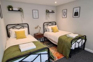南安普敦Morris Lodge, Southampton - 1 bedroom, Free WIFI & Parking的一间卧室配有两张床和一张桌子