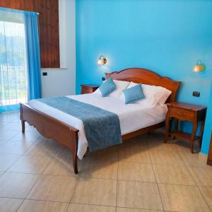 佳吉Villa Gloria的一间卧室配有一张带蓝色墙壁的大床