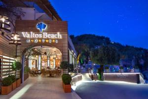 帕尔加Valtos Beach Hotel的一座建筑,上面有夜间读书的标志