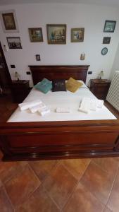 奥罗塞伊Appartamento in zona residenziale的一张配有白色床单和枕头的大床