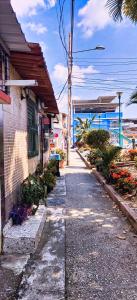 瓜亚基尔Casa Michael的一条空荡荡的街道,在一座有海洋的建筑前
