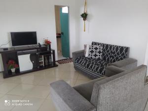 维索萨-杜塞阿拉Apartamento agradável de ótima localizacao的客厅配有2张沙发和1台平面电视