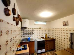 圣托·斯特凡诺·阿尔马尔Casa vacanze Marinella的厨房配有水槽和炉灶 顶部烤箱