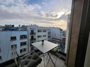 卡萨布兰卡Appartement Morillon 47 ou 39 au quartier Maarif的大楼阳台上的桌椅