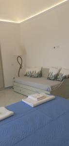 蓬扎Residenze Azzurra的一间卧室配有带毛巾的床
