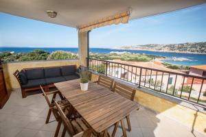 圣特雷莎加卢拉Fronte Mare Capo Testa的阳台配有桌子和沙发,享有海景。