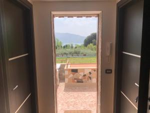 泰卡斯Villa Vesuvio的门通往享有美景的客房
