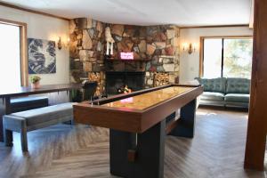 大熊湖Sierra Blue Hotel & Swim Club的客厅设有台球桌和壁炉。