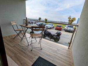 普拉亚达巴拉Silvaapartments的阳台配有桌子和摩托车