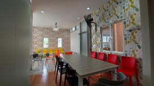 WonocoloRumah Familiku 1 Syariah的一间带木桌和红色椅子的用餐室