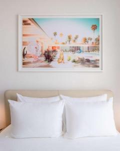迈阿密YOTELPAD Miami的床上方的一张照片,上面有2个白色枕头
