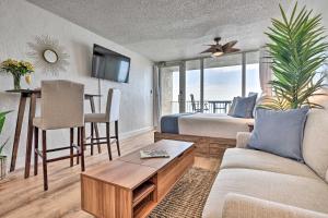 代托纳海滩Oceanfront, Fourth-Floor Condo on Daytona Beach!的带沙发、床和桌子的客厅